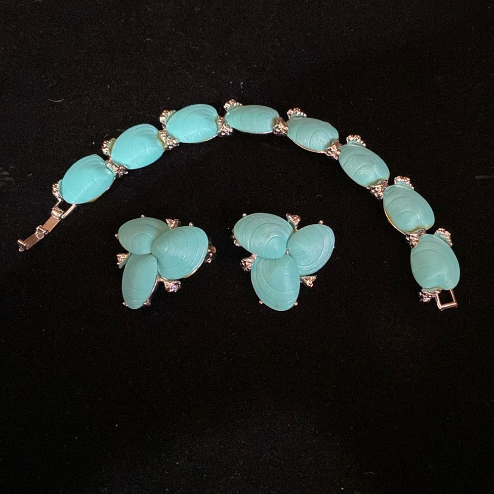 Beautiful Vintage Faux Turquoise Bracelet /Earring Set.